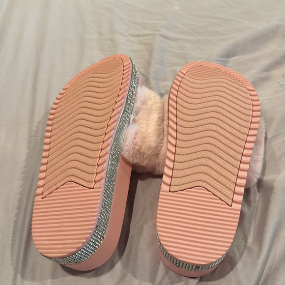 Juicy Couture Pink Fuzzy slides flip flops with Rhinestones orbit size 7 - Picture 6 of 6